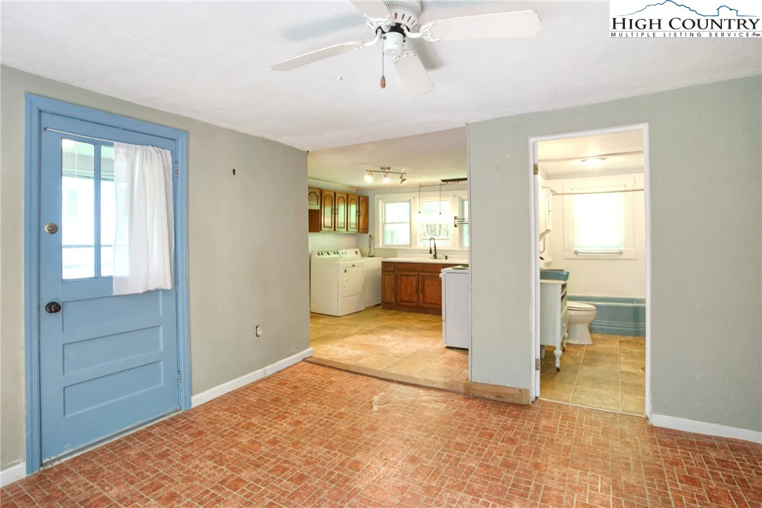 Image number 8 for the current listing