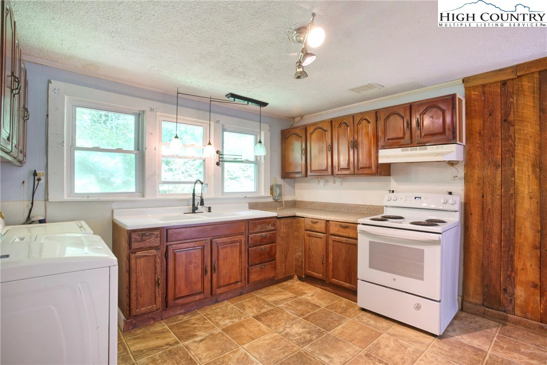 Image number 9 for the current listing