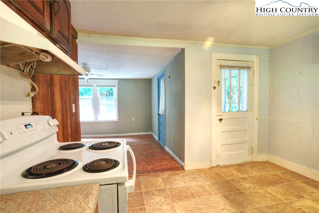 Image number 11 for the current listing