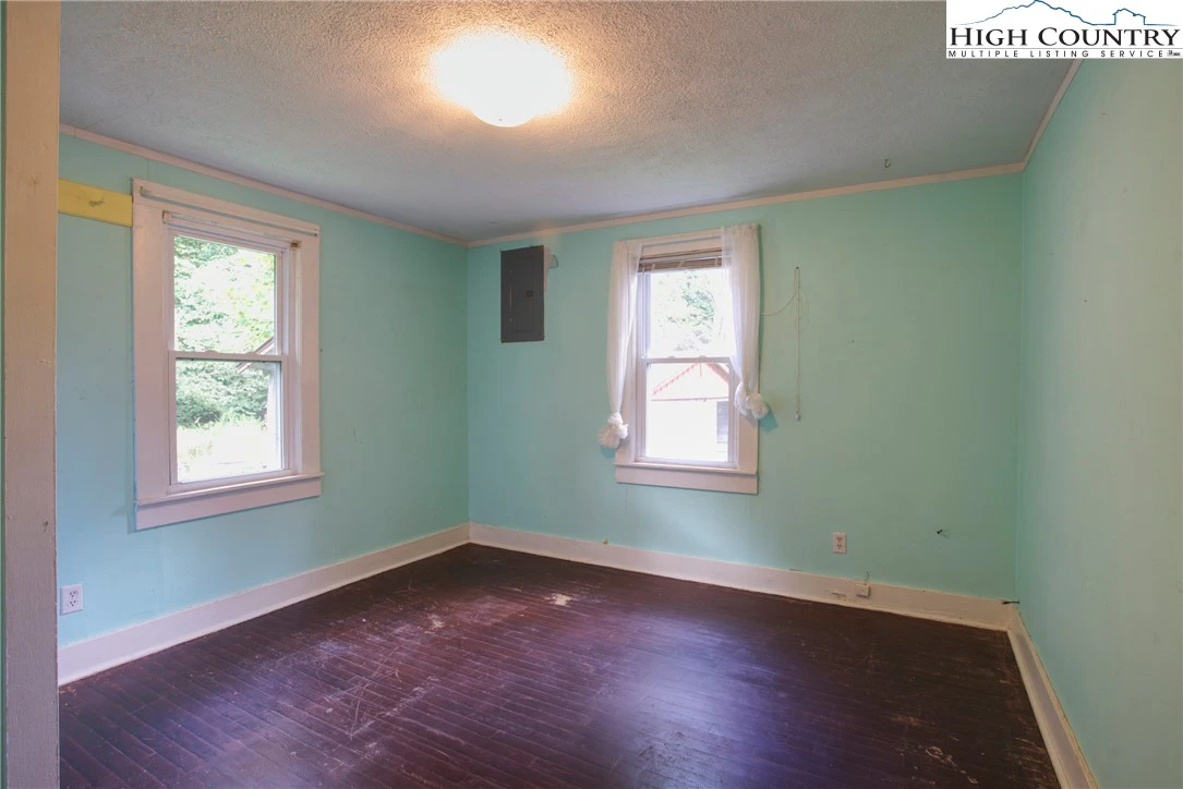 Image number 14 for the current listing