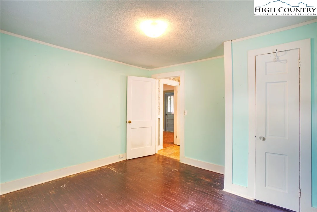 Image number 15 for the current listing