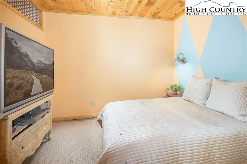 Image number 3 for the current listing