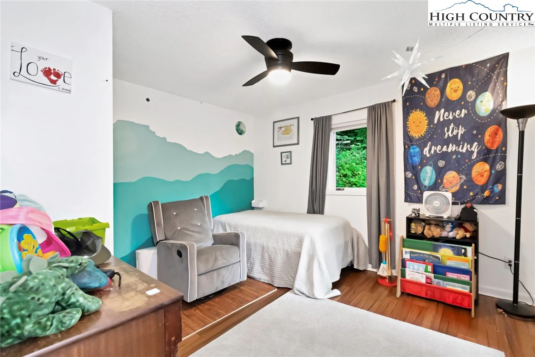 Image number 4 for the current listing