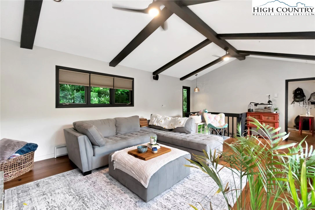 Image number 2 for the current listing