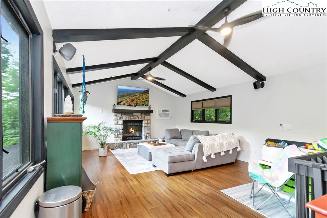 Image number 1 for the current listing