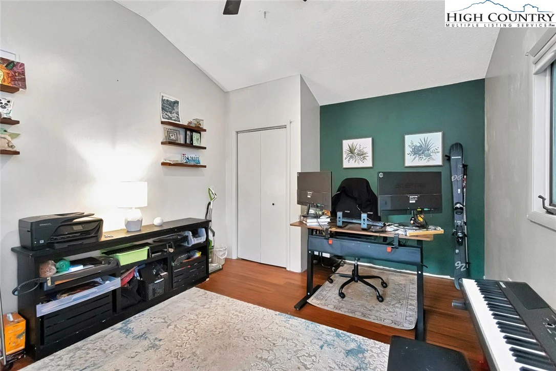 Image number 21 for the current listing