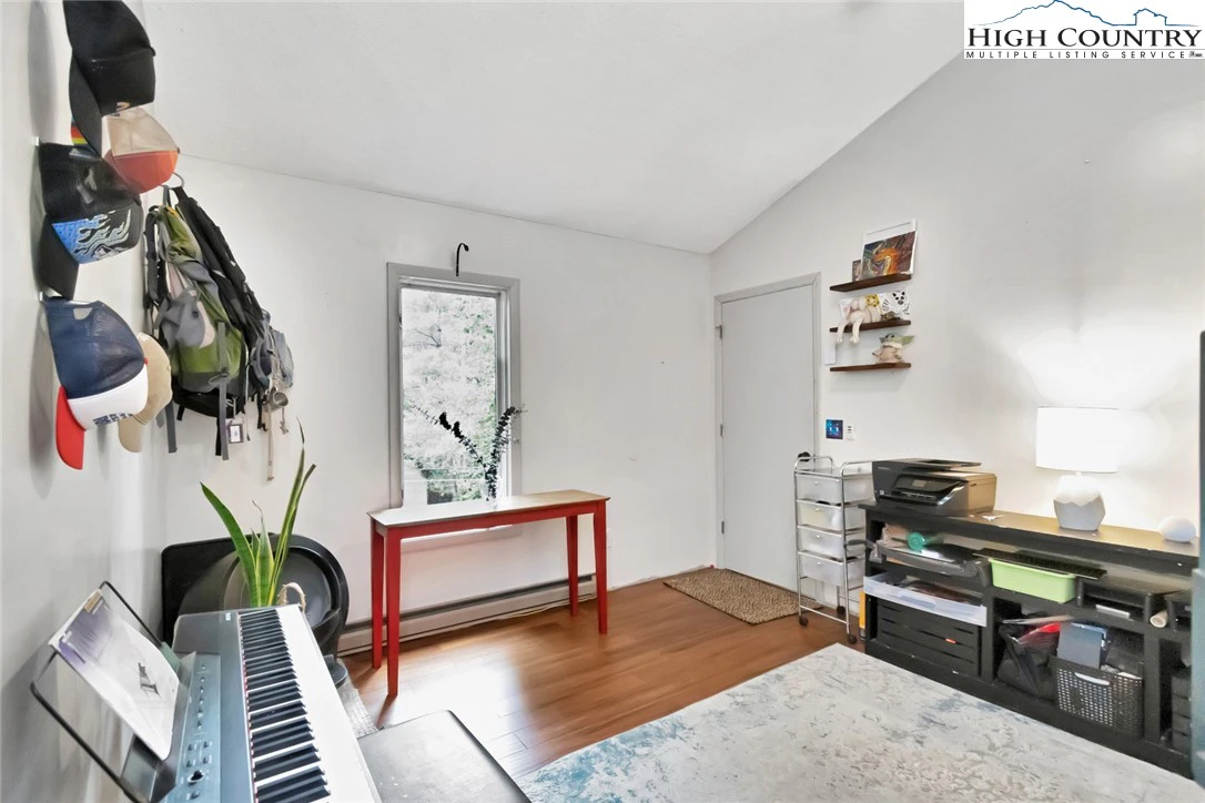 Image number 16 for the current listing