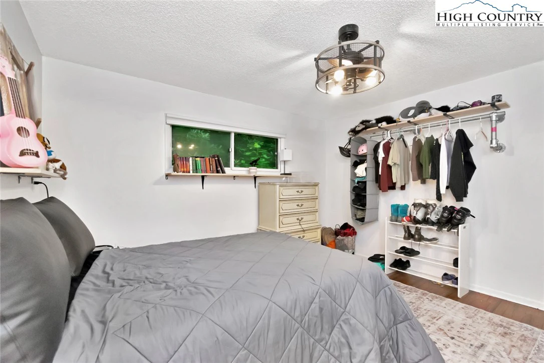 Image number 3 for the current listing