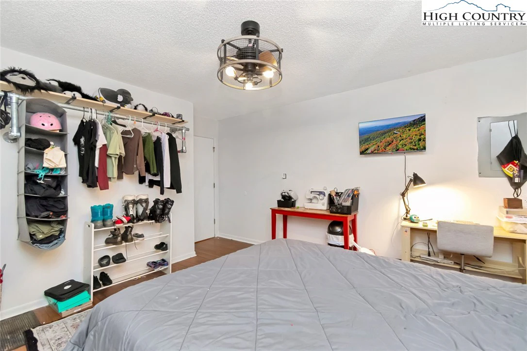 Image number 18 for the current listing