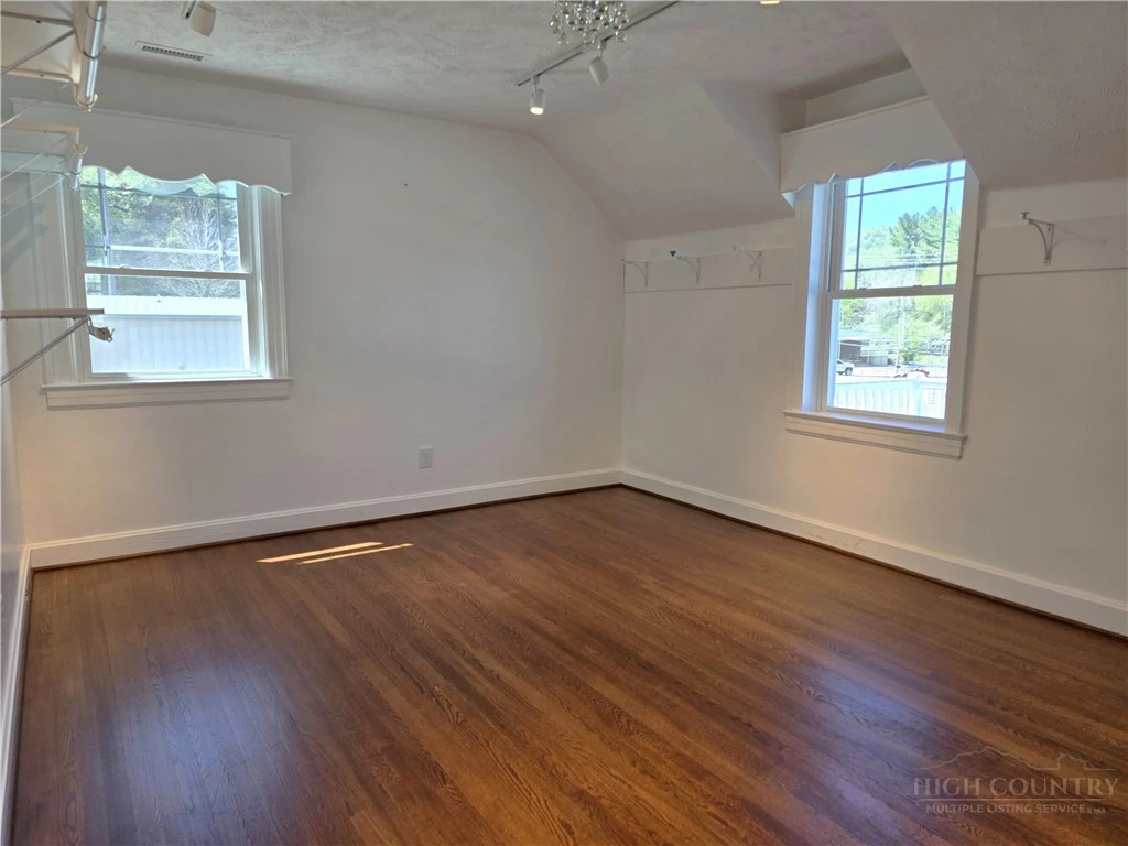 Image number 6 for the current listing