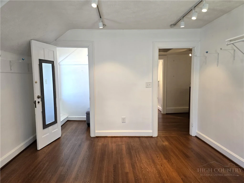Image number 7 for the current listing
