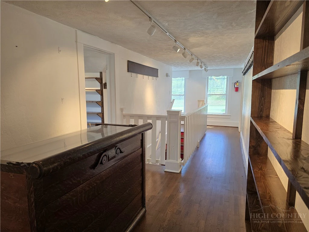Image number 8 for the current listing