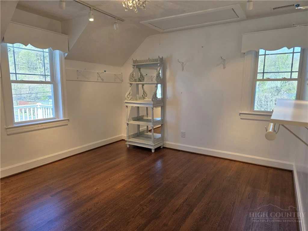 Image number 9 for the current listing
