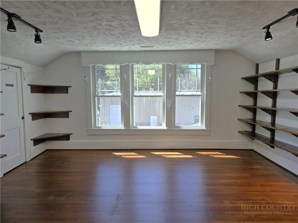 Image number 10 for the current listing