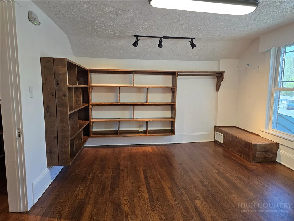 Image number 2 for the current listing