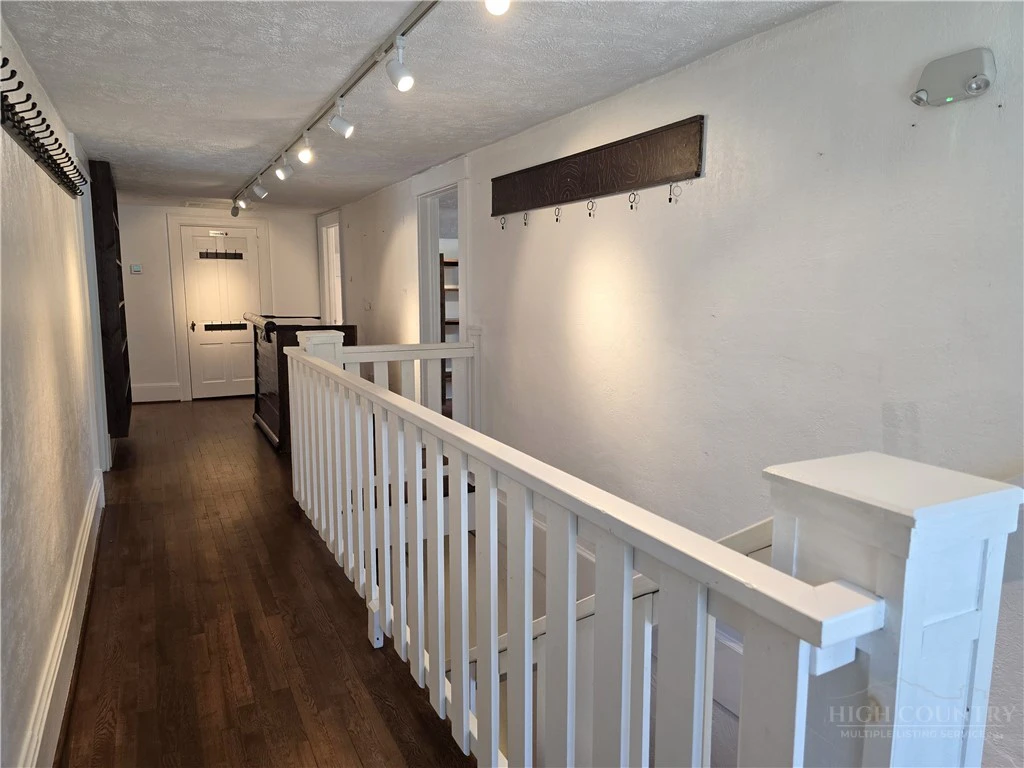 Image number 14 for the current listing