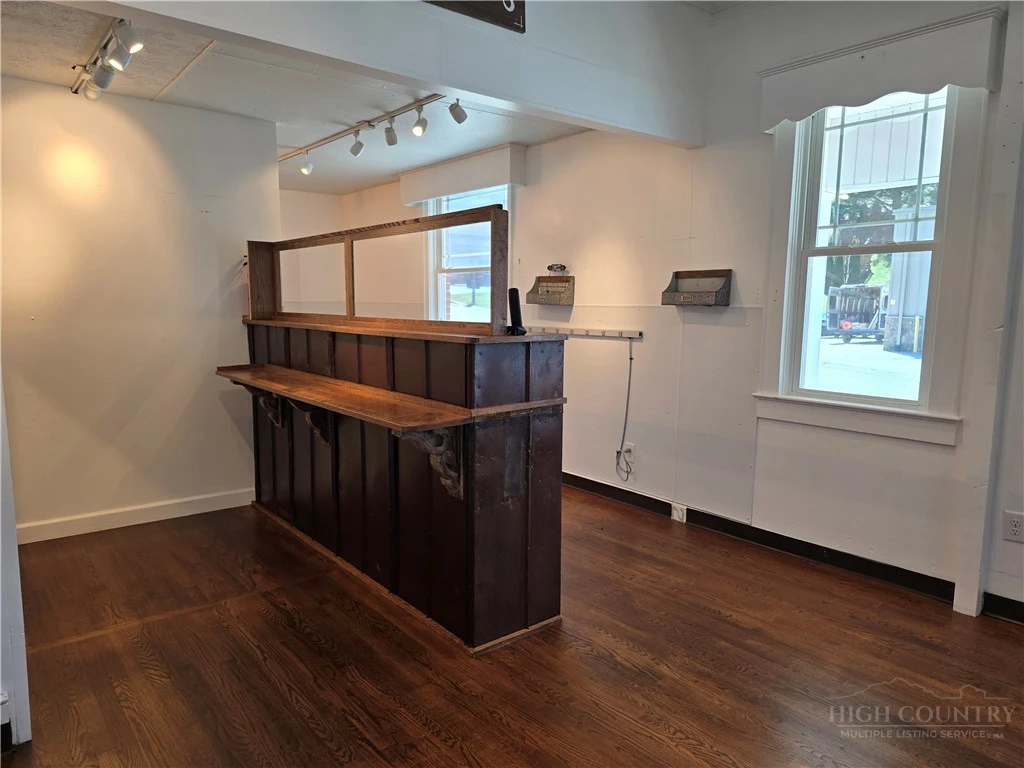 Image number 3 for the current listing