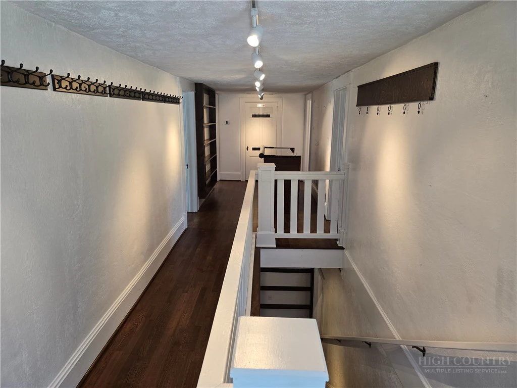 Image number 5 for the current listing