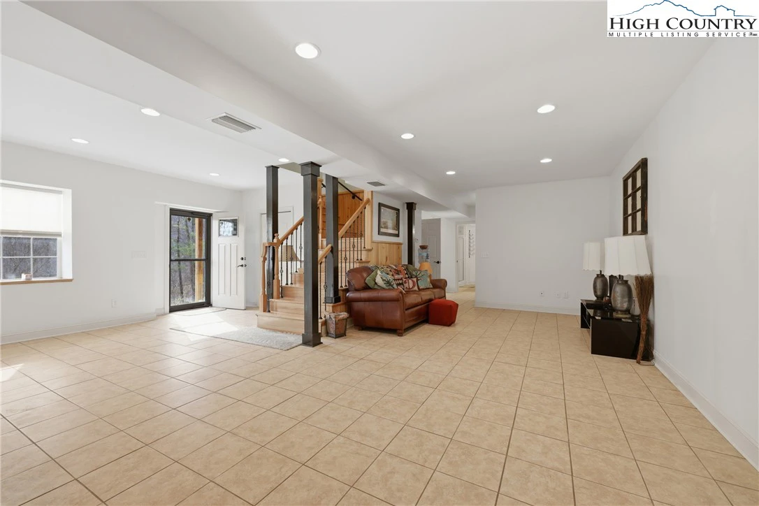 Image number 8 for the current listing