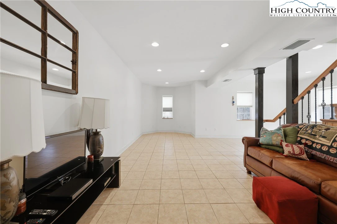 Image number 20 for the current listing