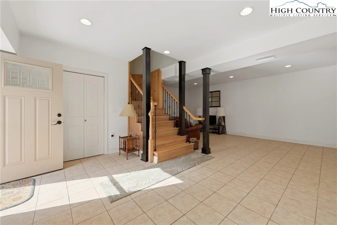Image number 19 for the current listing