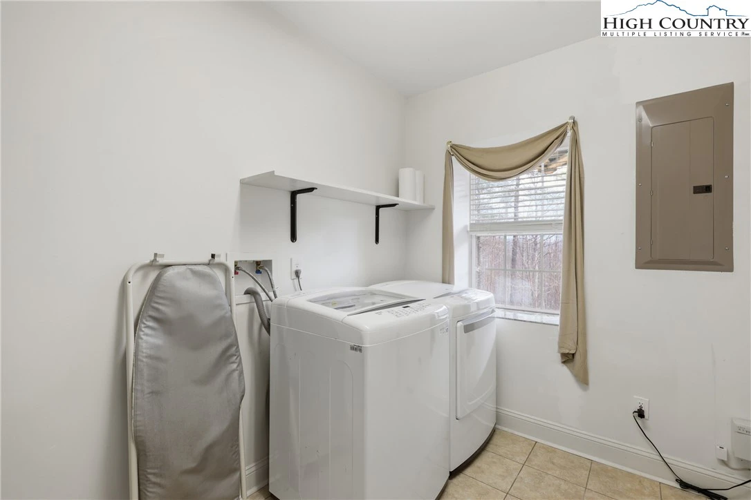 Image number 3 for the current listing