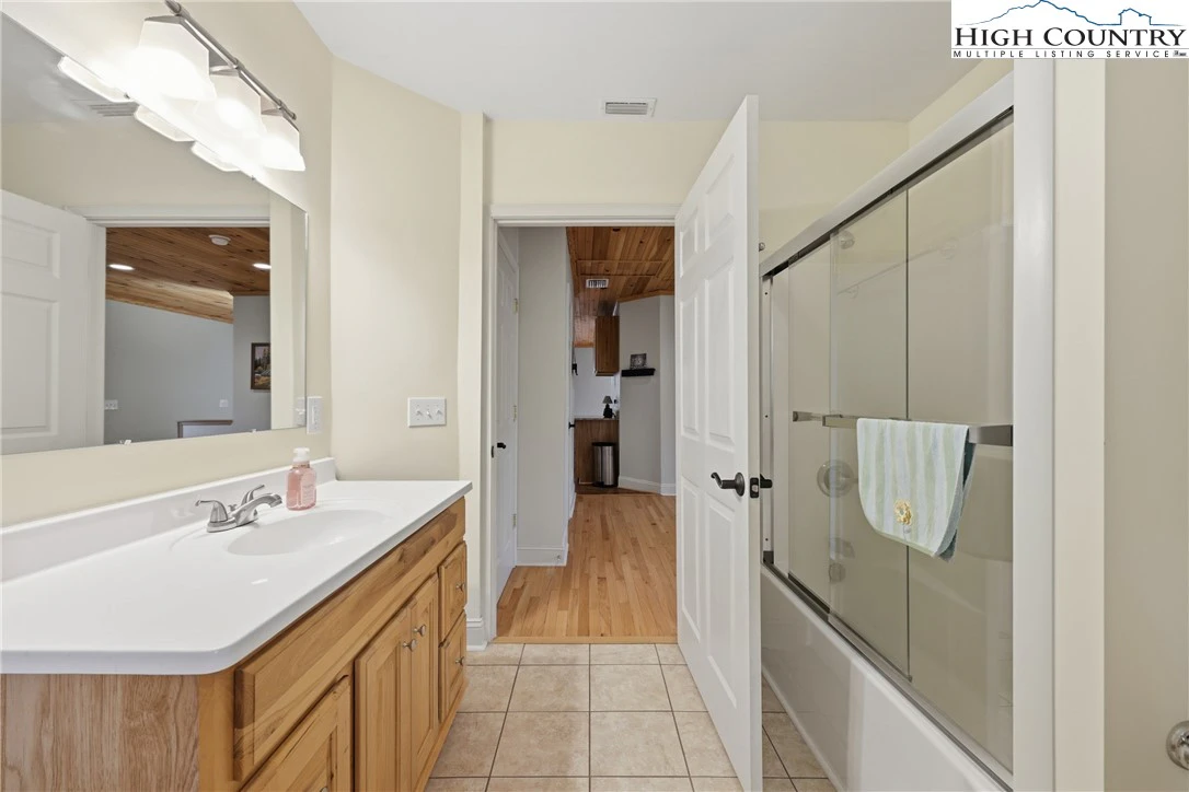 Image number 6 for the current listing