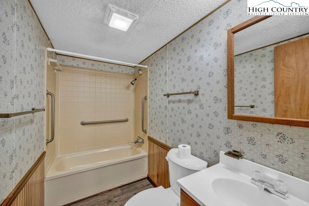 Image number 9 for the current listing