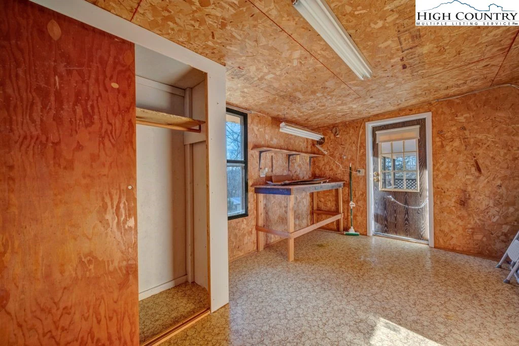 Image number 15 for the current listing