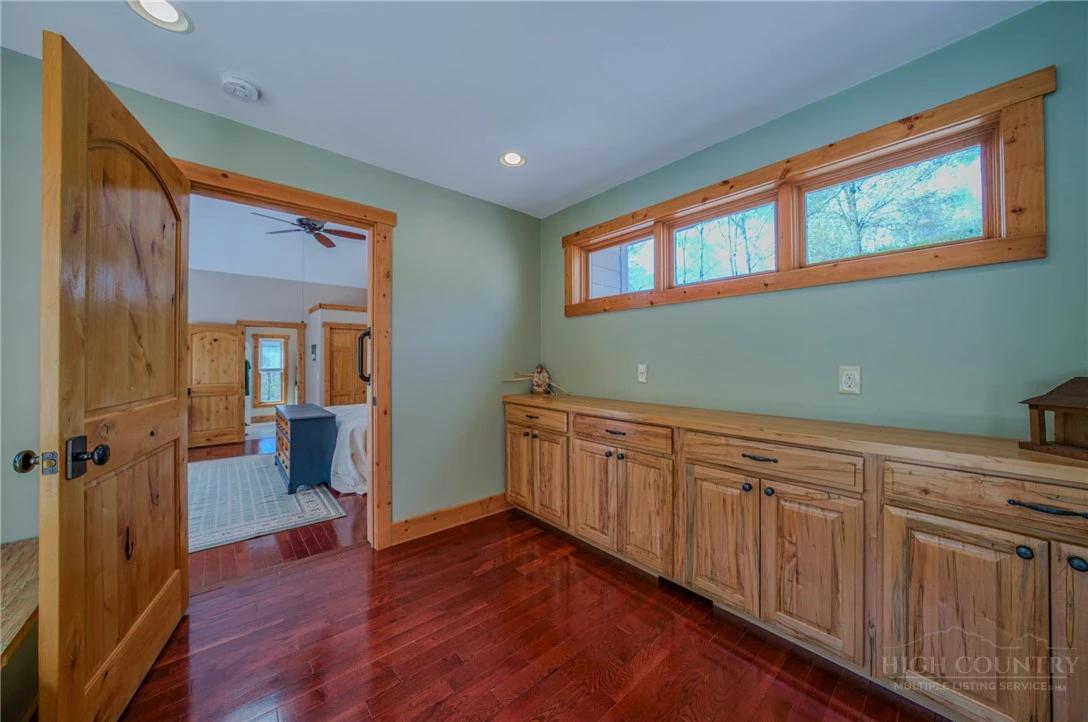 Image number 3 for the current listing