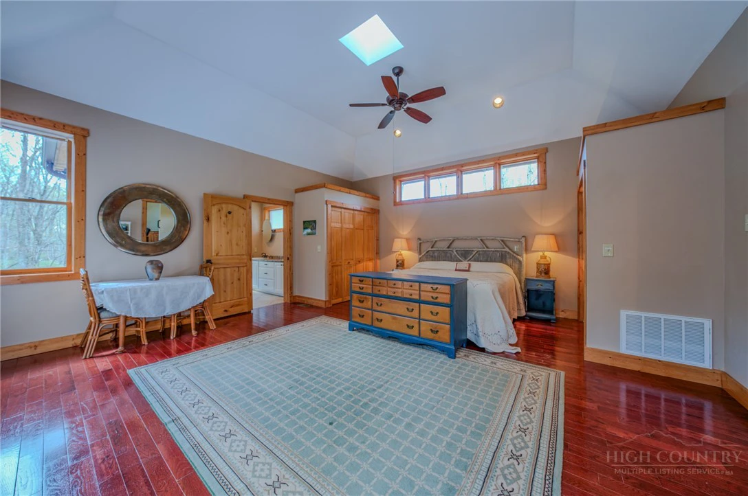 Image number 4 for the current listing