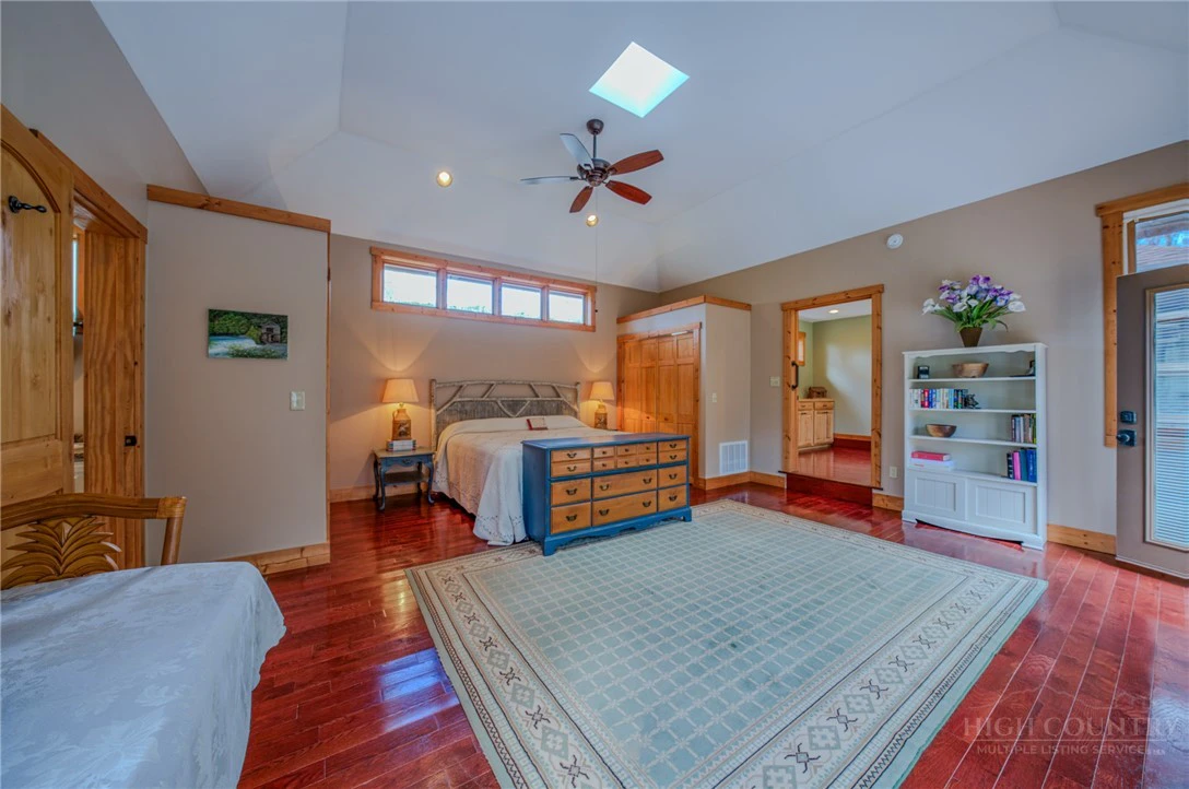 Image number 5 for the current listing