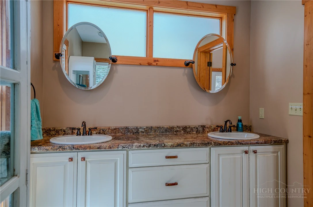 Image number 2 for the current listing