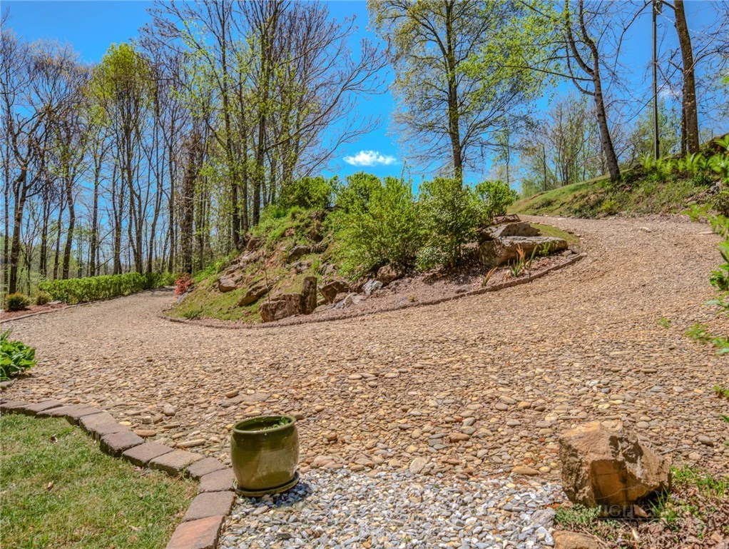 Image number 17 for the current listing