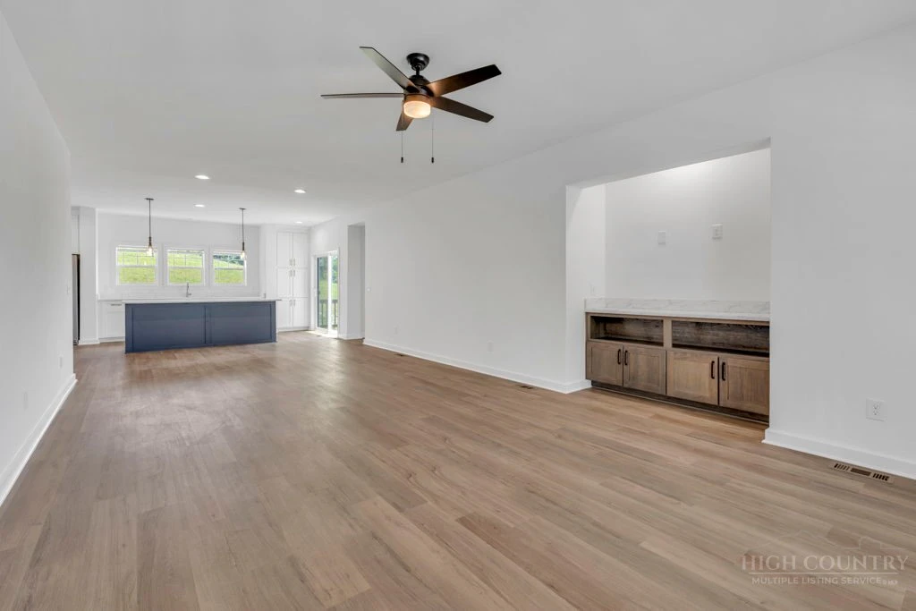 Image number 9 for the current listing