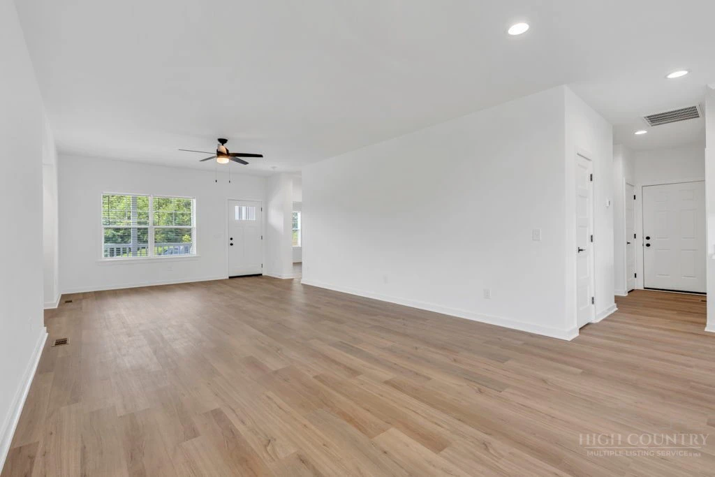 Image number 13 for the current listing