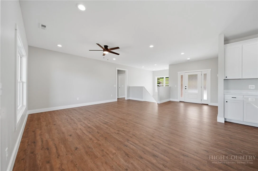 Image number 4 for the current listing