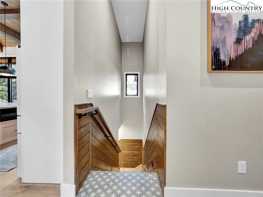 Image number 8 for the current listing