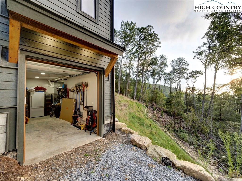 Image number 14 for the current listing