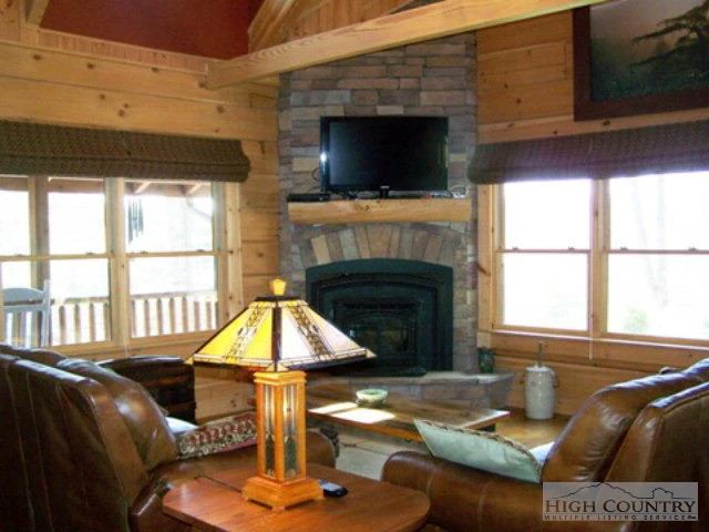 Image number 28 for the current listing