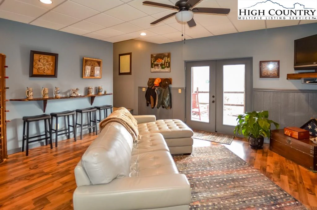 Image number 2 for the current listing