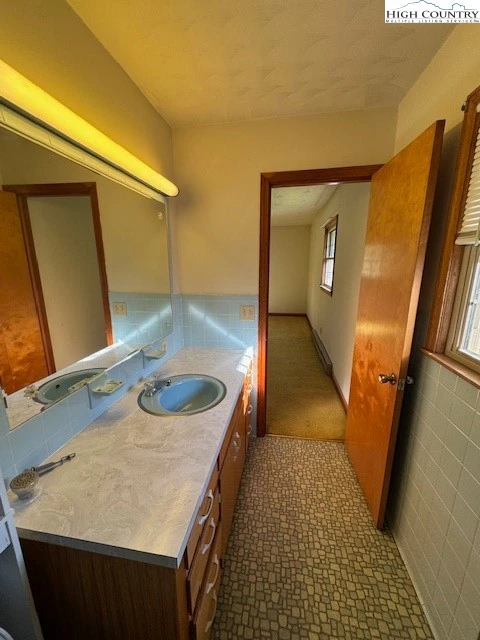 Image number 13 for the current listing