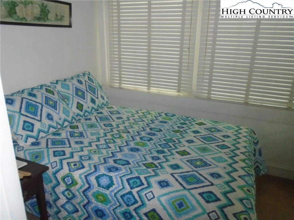 Image number 13 for the current listing