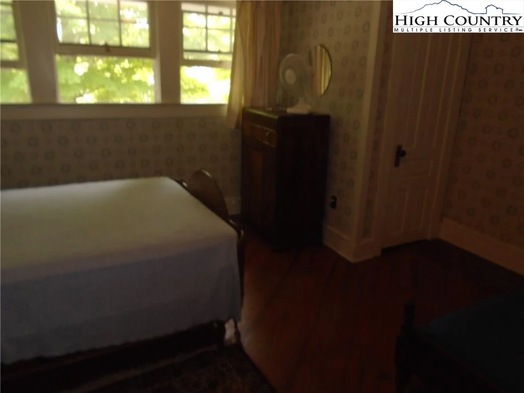 Image number 8 for the current listing