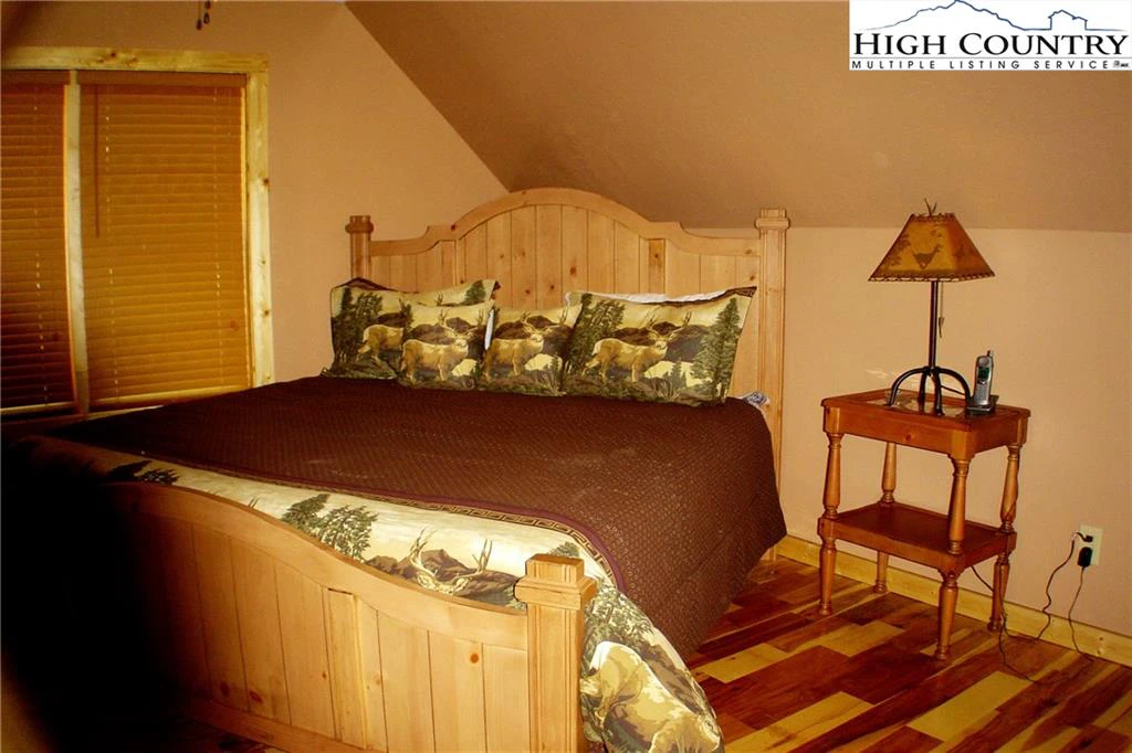 Image number 4 for the current listing