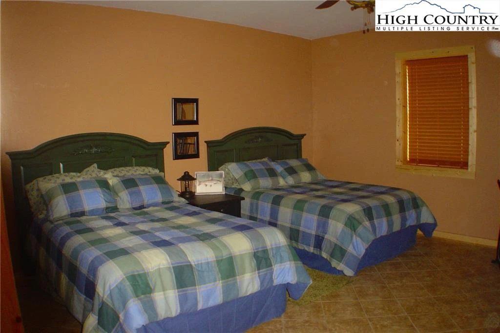 Image number 10 for the current listing
