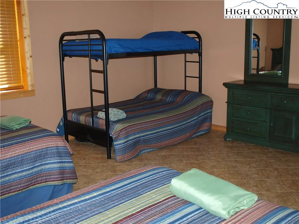 Image number 11 for the current listing