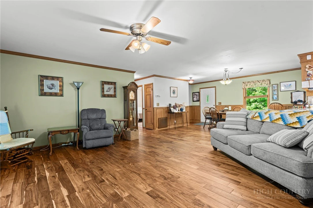 Image number 8 for the current listing