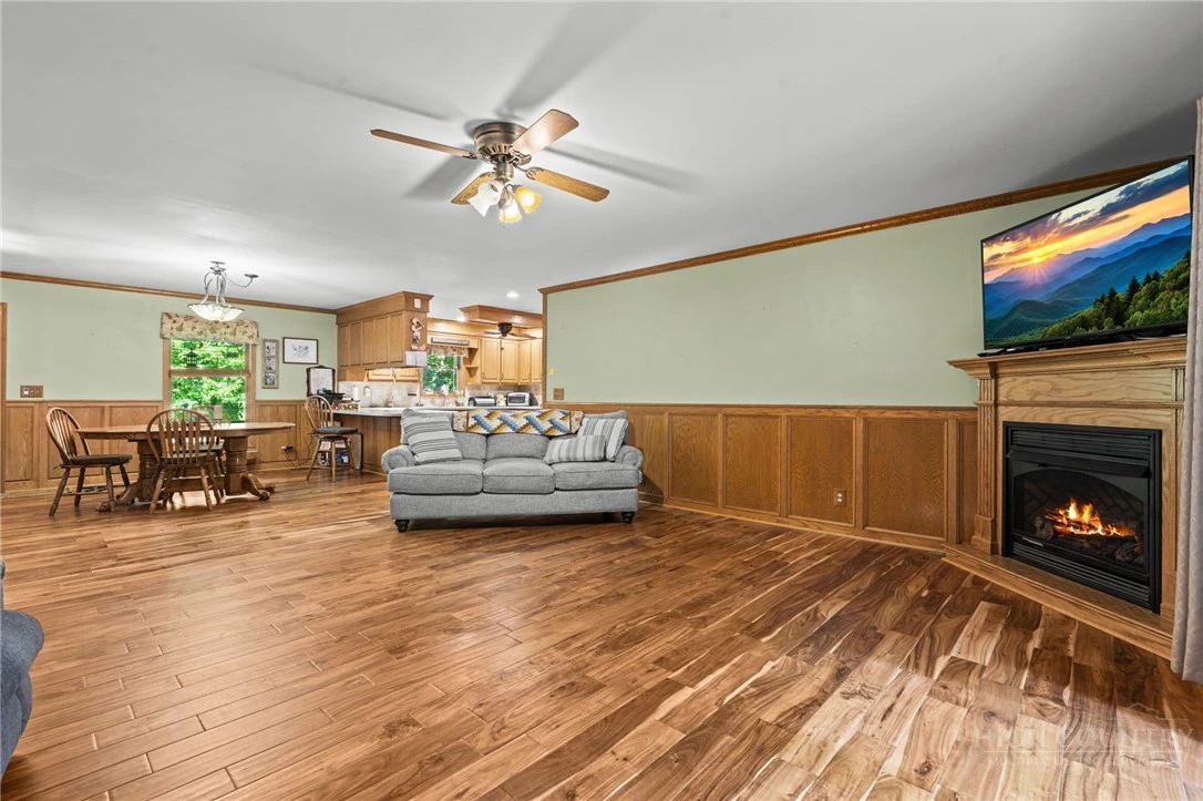 Image number 9 for the current listing