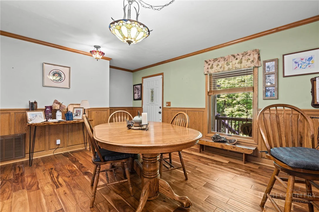 Image number 11 for the current listing